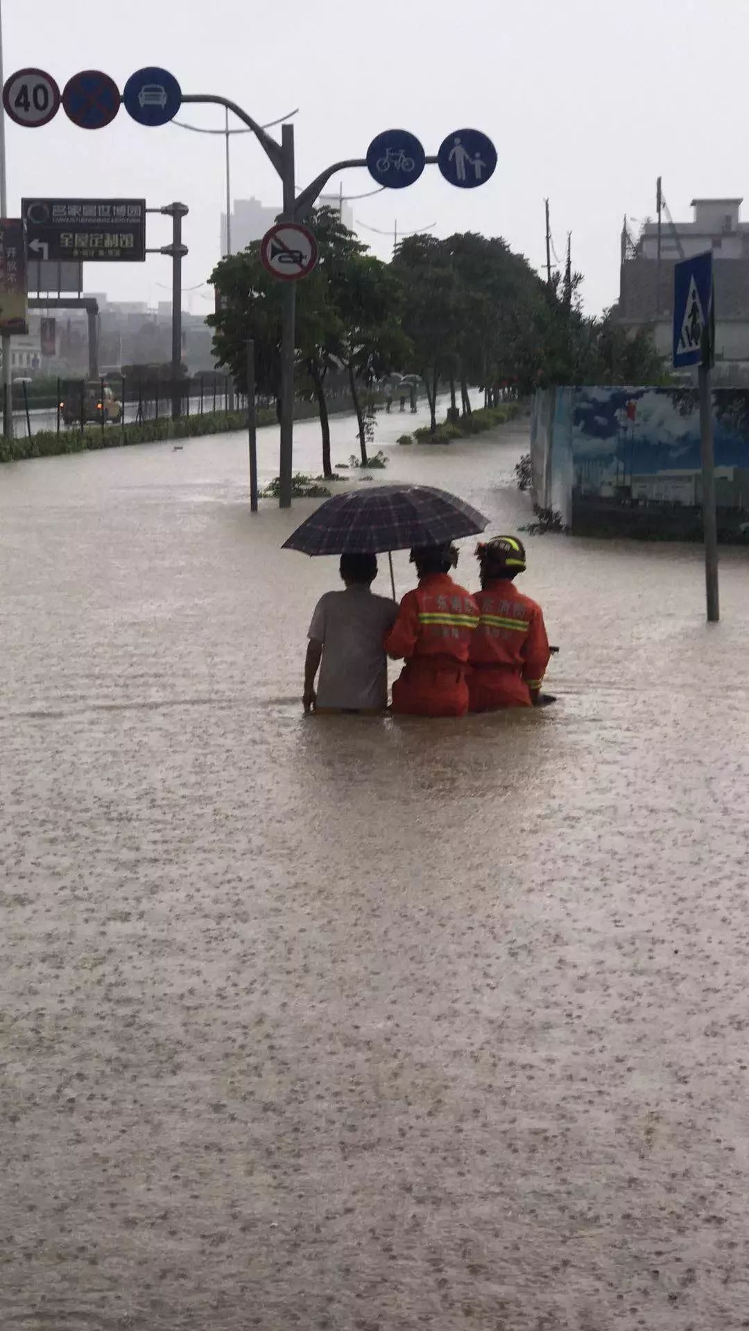 暴雨来袭,东莞7人被困服装店,消防员锯门救人遭拒,店长:损失大!