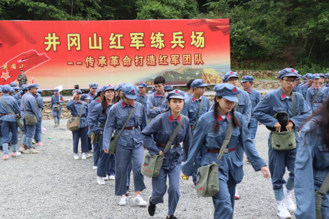 动如脱兔静如松,革命沙场秋点兵,南开少年红军在操练.