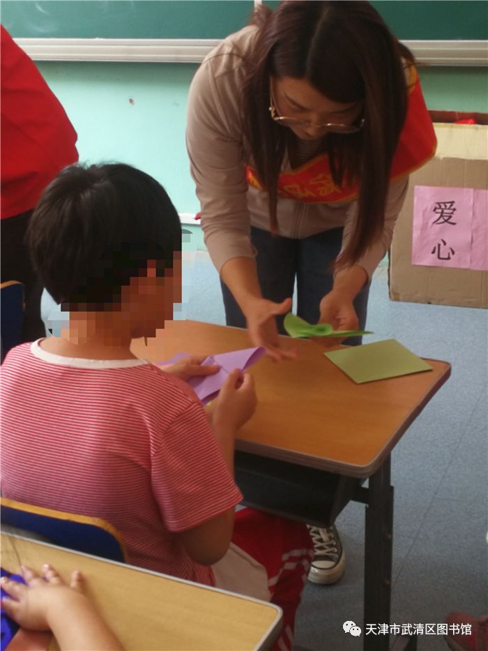 武清区图书馆走进特殊教育学校 开展关爱弱势群体送书