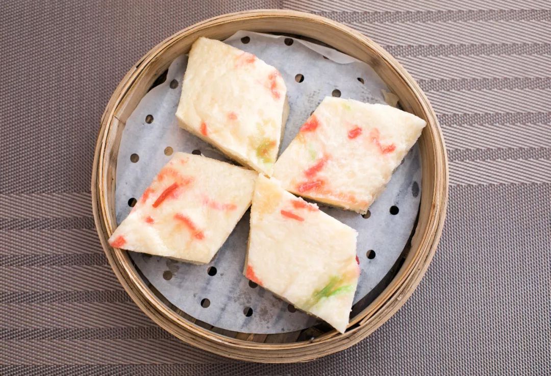 千层油糕/大煮干丝,切好的豆干丝配以鸡丝,虾仁等辅料,再用熬制四五个