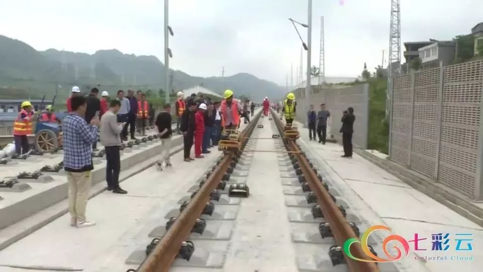 此外, 镇雄站体照片也已 铺轨到达镇雄站 成贵高铁通车后,将