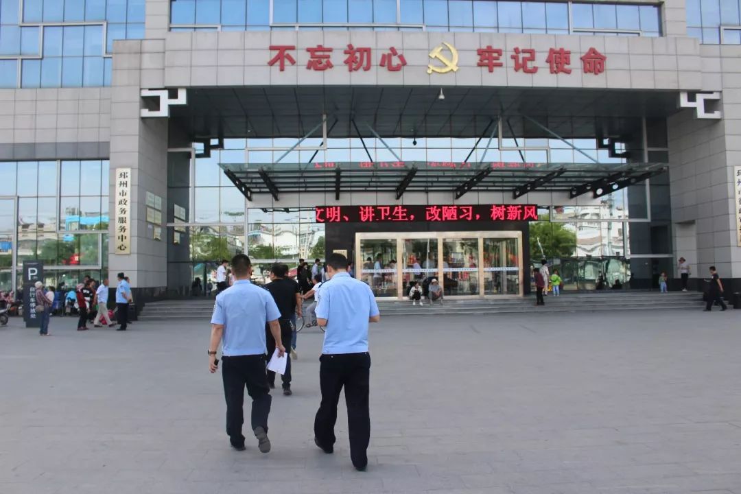 执行干警前往邳州市政务服务中心