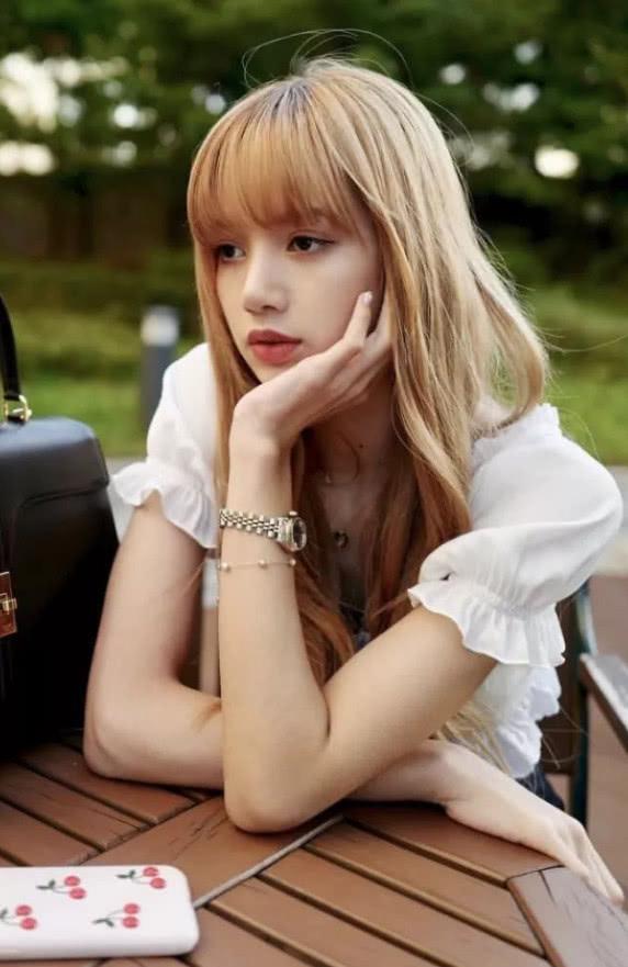 lisa自带"瘦身特效",晒背影美照,却被"a4纸"腰抢镜!