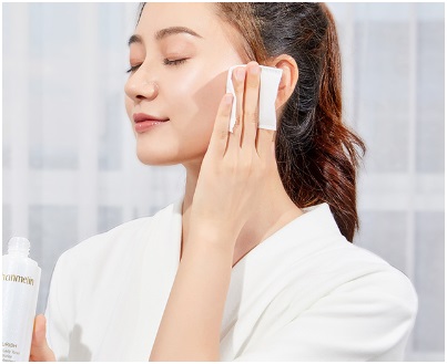 如何正确涂面霜手法 017c9ea881bf4671bca2d5316b2bd1e6.jpeg