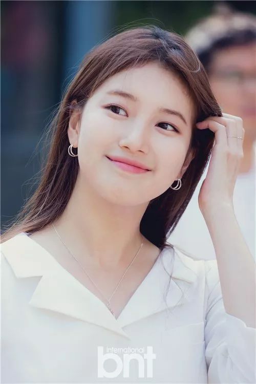 秀智出席品牌活动 白色连衣裙显女神魅力】