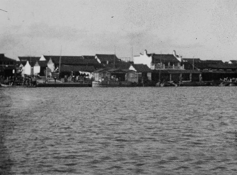 20世纪30年代,从黄浦江面上远眺闵行西渡口及闵行镇   图片来源:龚