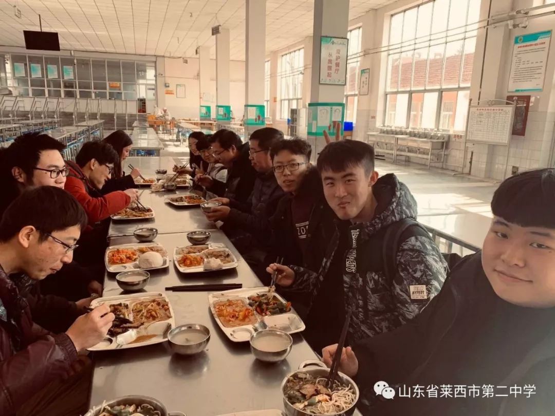 坚毅班主任第二期甘将心血化时雨润出桃花片片红记莱西二中班主任逄晓