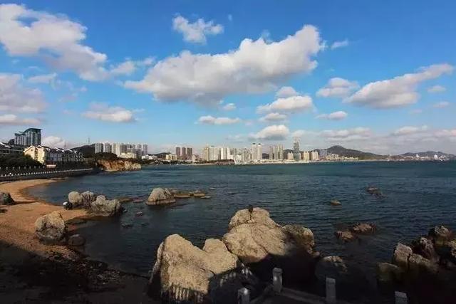 大连湾位于辽东半岛最南端的海湾,隶属于大连市甘井子区,是中国北方