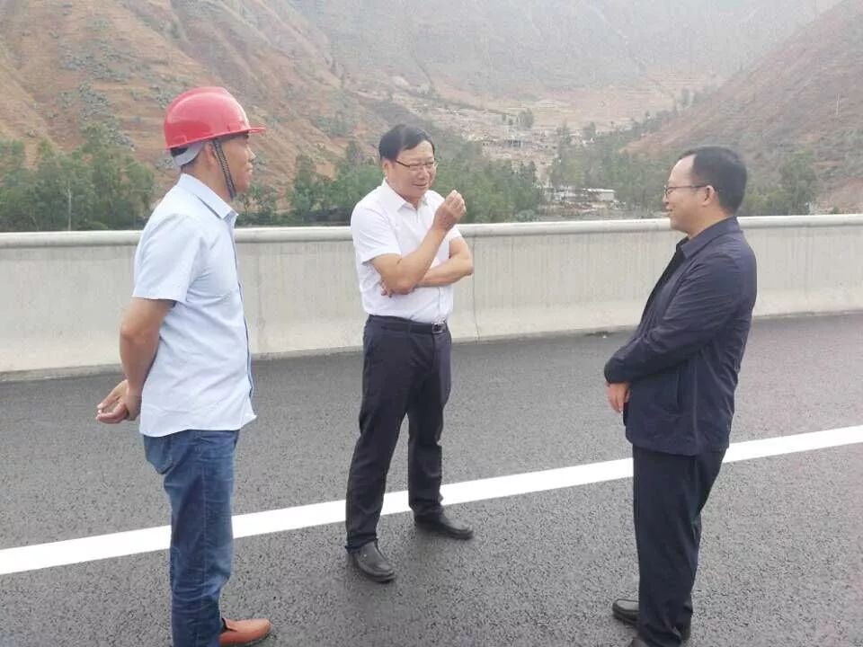 中铁指挥部领导调研东格高速路面项目
