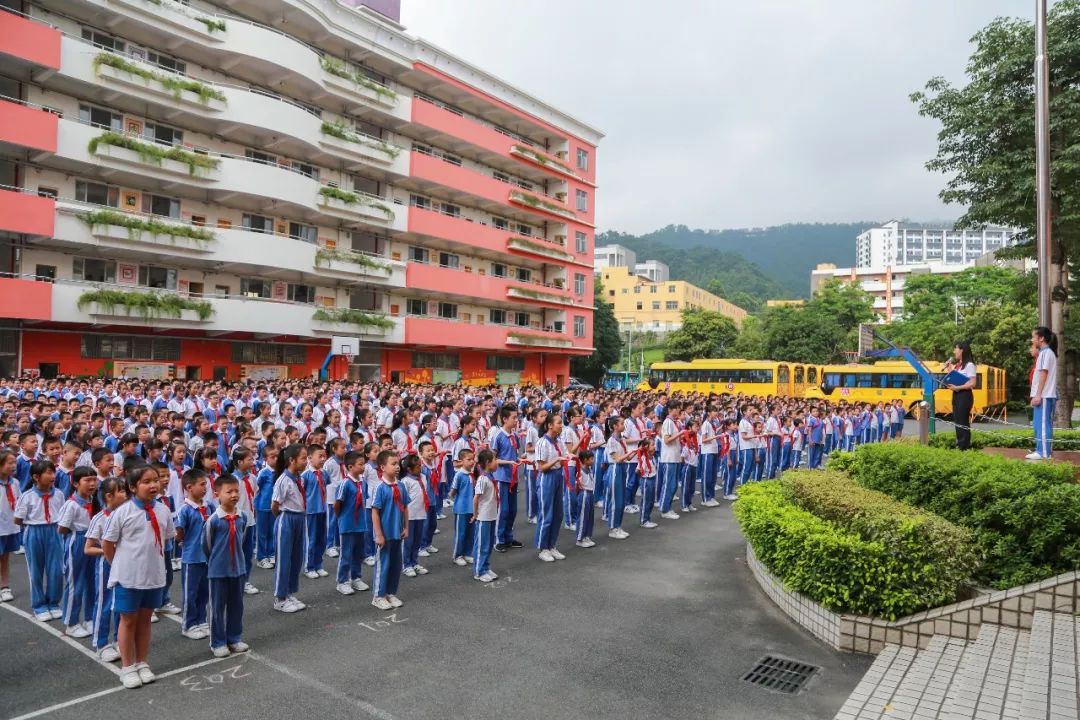 六一到来之际东升学校小学部隆重举行一年级新生入队仪式