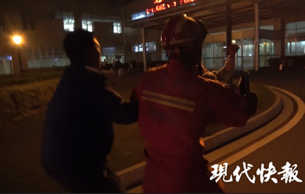                     家长小心！一岁半宝宝摸扶梯，手指被夹断