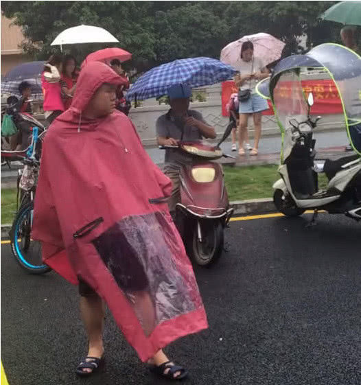 偶遇岳云鹏接孩子,穿雨衣很低调站学校门口,但鞋子是认真的吗?