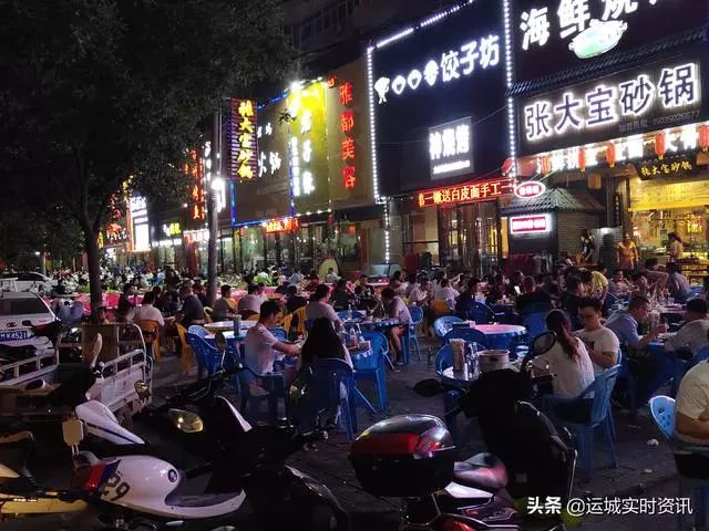 运城禹都市场夜市这群人被曝光随地小便太丢人