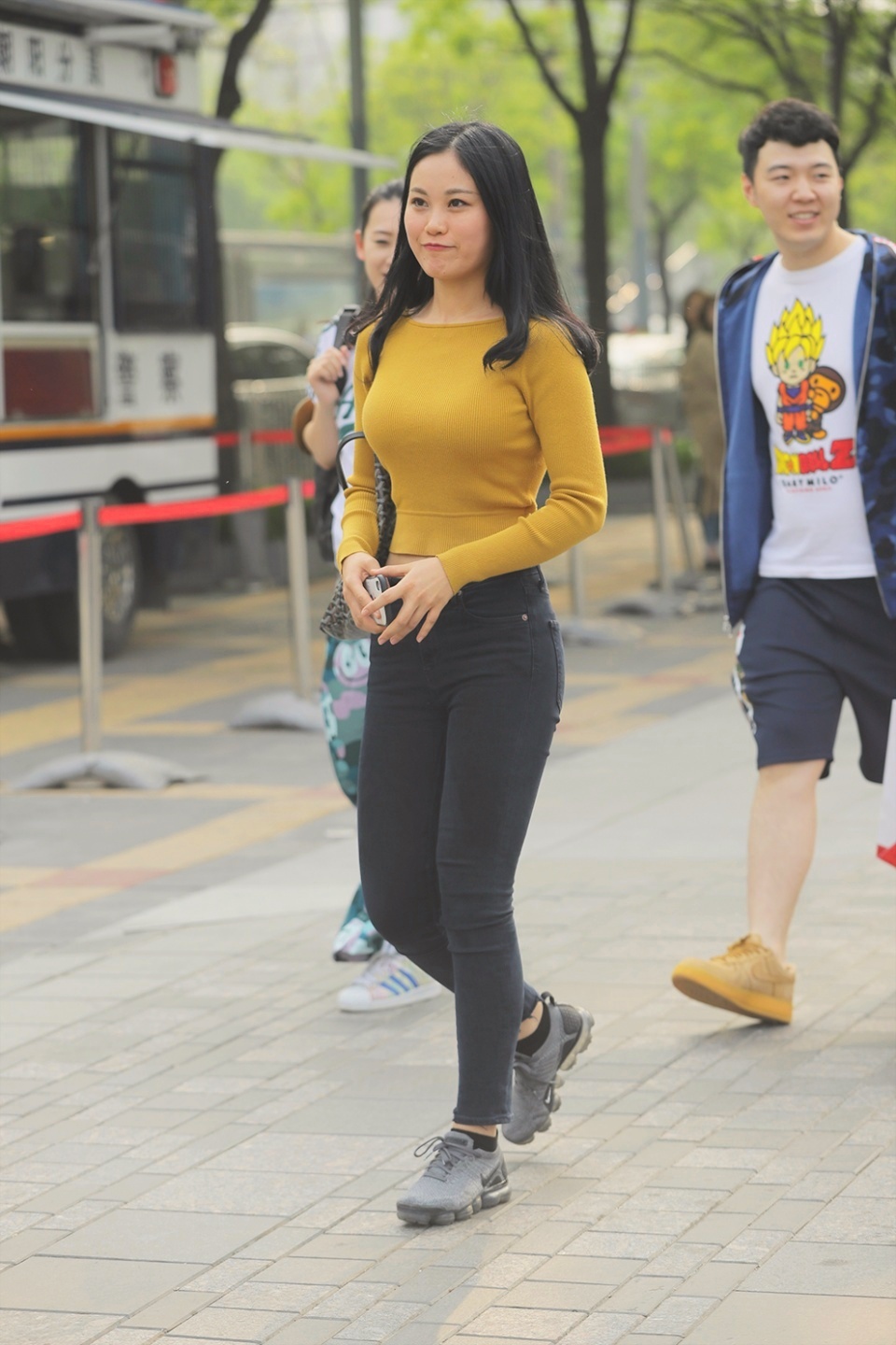 街拍:图1的美女身材太丰满了,最后一位美女我看了五遍