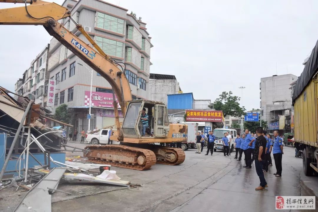 揭西县城隆昌路段乱搭乱建的违章建筑被拆除!_河婆街道