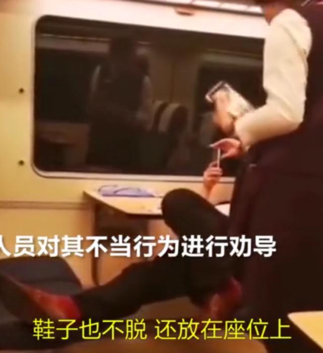 男子高铁霸占三座 乘务员劝导遭骂"滚蛋"_座位