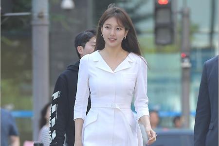 太仙了!秀智一袭白色长裙出席代言宣传活动