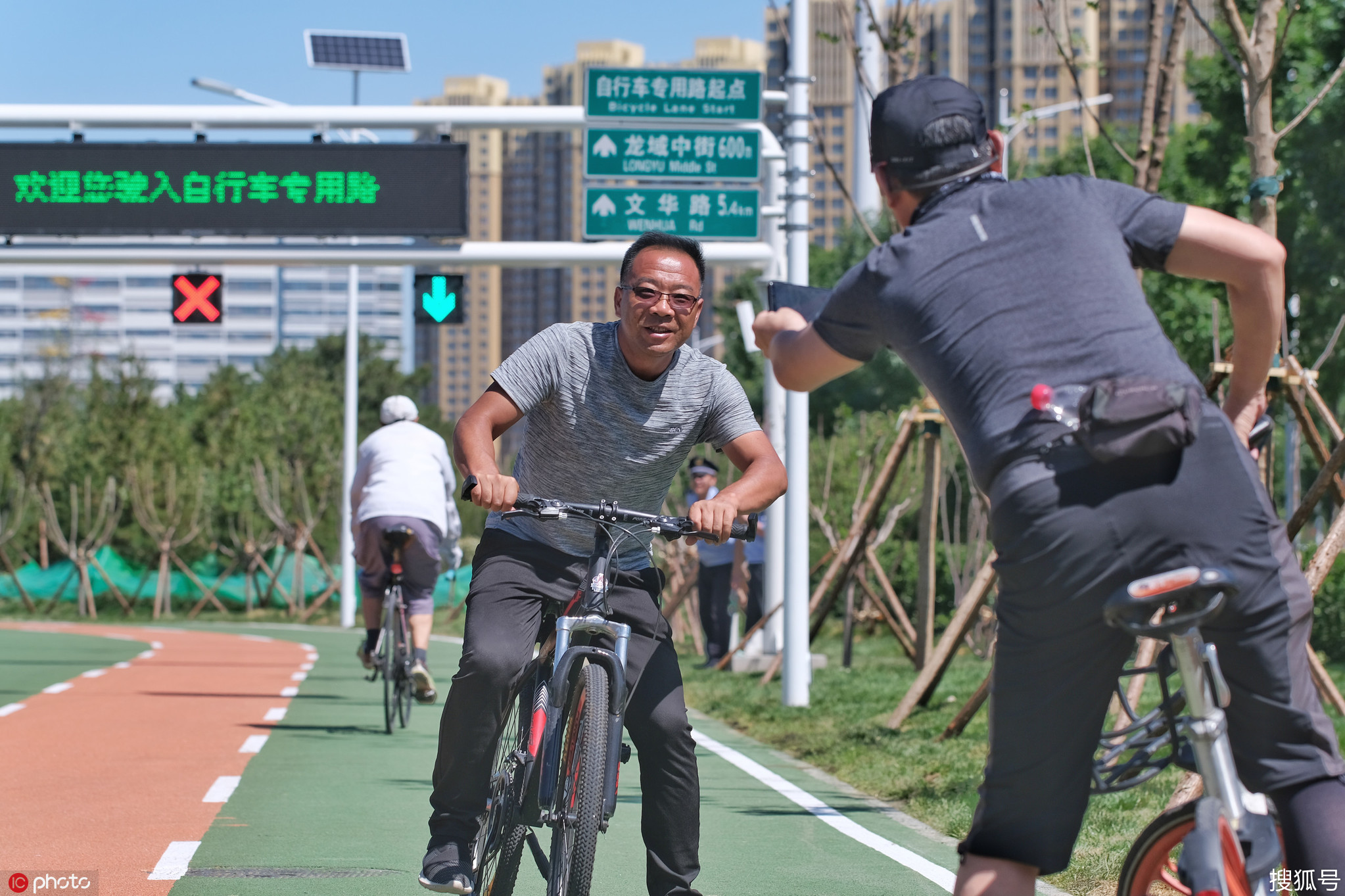 12 2019年5月31日,中国北京,北京首条自行车高速路今日正式开通,不少