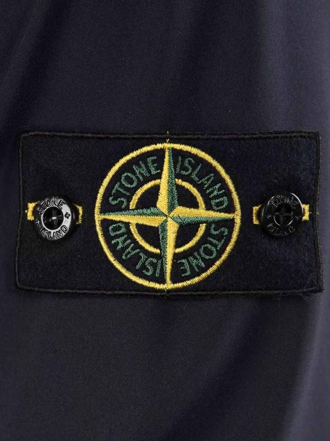 极具代表性的"骨架""笑脸"元素,或是 stone island 的"罗盘"标志,还是