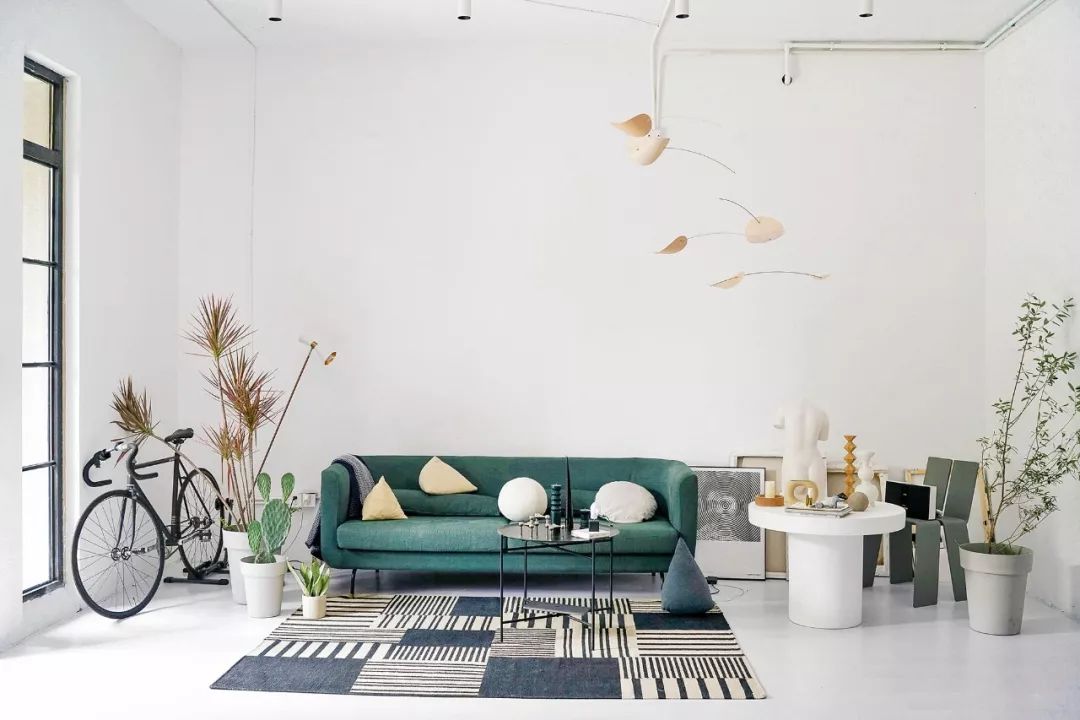 最牛租房族!安徽美女7500块在上海住300