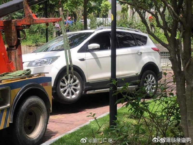 厦门杏北一小区发生车祸,一岁半小孩被压在车下