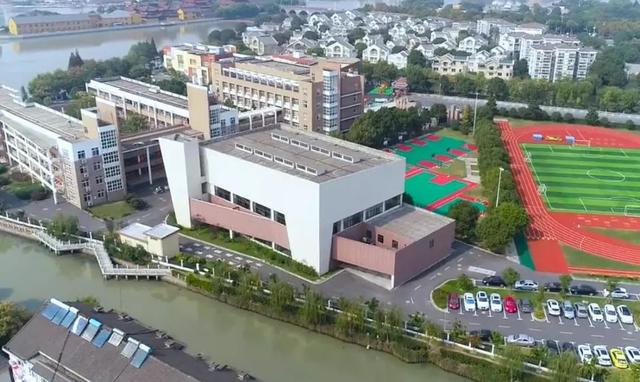 崇文校区 平湖市东湖小学现有3个校区:东湖校区,崇文校区,文欣校区.