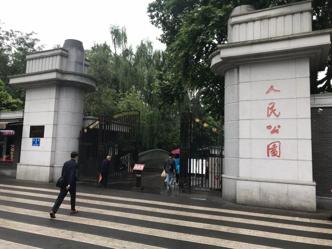 每个城市似乎都有一个人民公园,而在成都,最能展现成都人民生活状态的