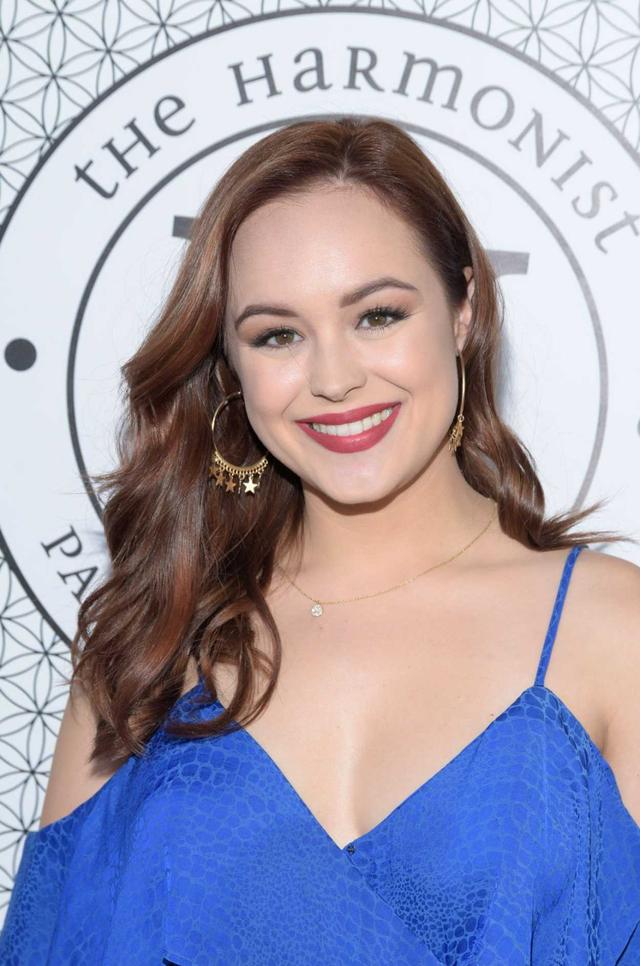 海莉·奥兰蒂亚(hayley orrantia)在洛杉矶庆祝她的新