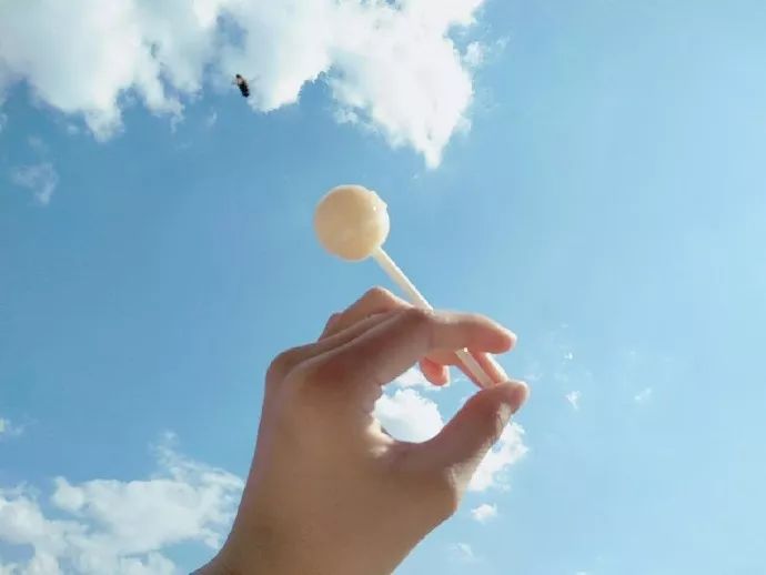 今天天空很好看,就拿出了棒棒糖想拍照,结果.