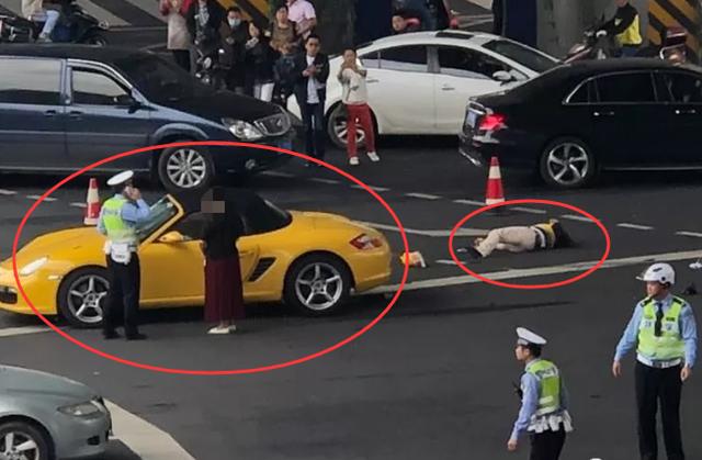 成都外卖小哥闯红灯被保时捷撞飞一条腿 目击者:没听到小哥喊叫