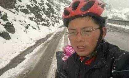 异瞳少年在无人区拍治沙，走红网络