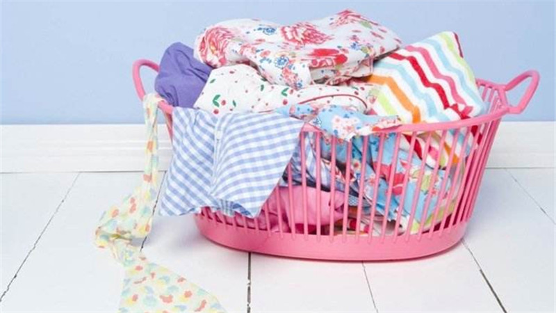                     原创            在给婴儿挑选衣服时宝妈妈需要注意哪些？