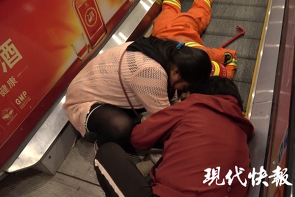                     家长小心！一岁半宝宝摸扶梯，手指被夹断