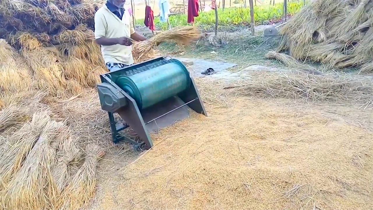 农村大叔自制水稻脱粒机,不用油和电一天脱粒3亩地,成本100元