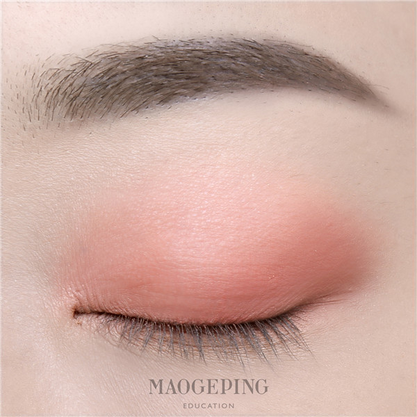 步骤二:将蜜桃粉色眼影从眼尾向眼头晕染开.范围比淡粉色眼影小一点.