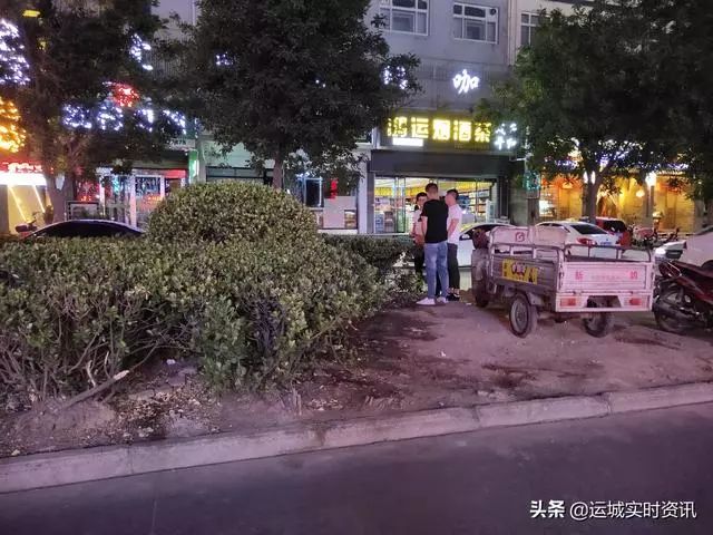 运城禹都市场夜市这群人被曝光随地小便太丢人