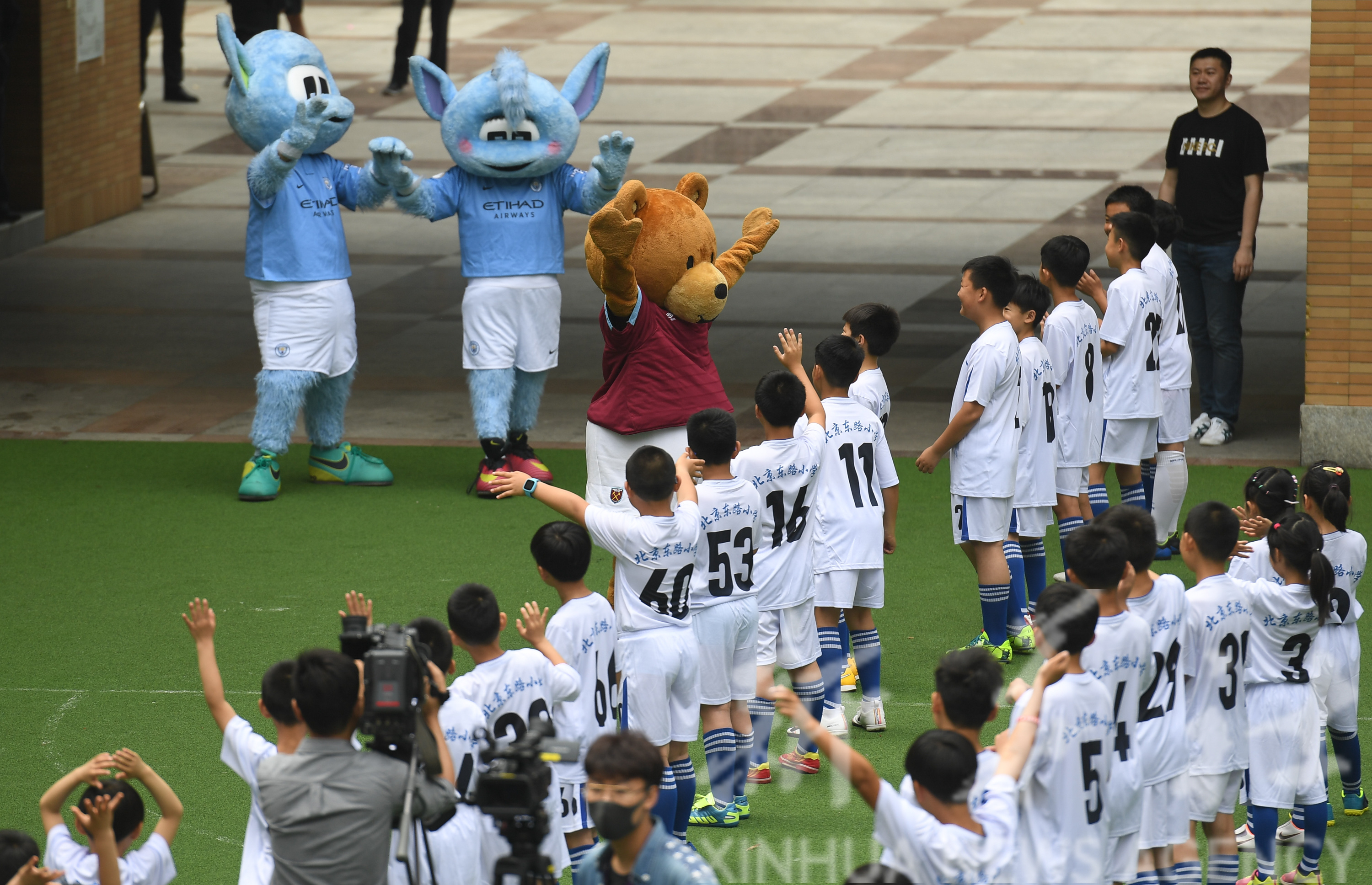 足球英超亚洲杯球队吉祥物走进南京小学校