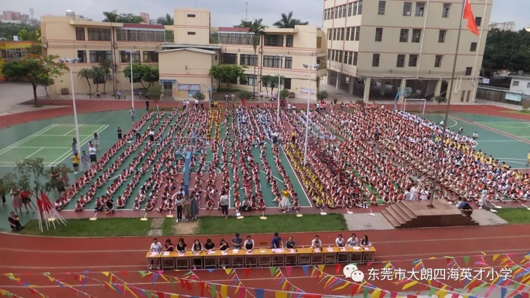 高英村两委干部来到四海英才小学和高英幼儿园慰问送祝福