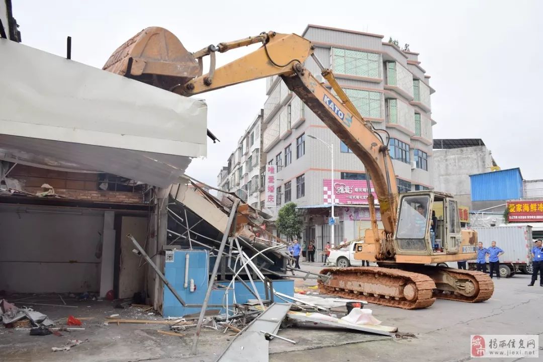 揭西县城隆昌路段乱搭乱建的违章建筑被拆除!_河婆街道