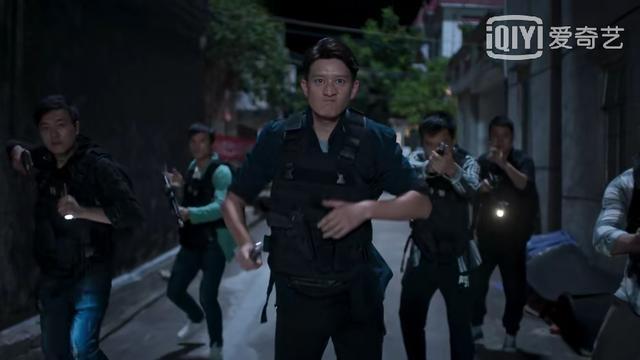 《破冰行动》的结构有点拖沓,最后抓捕的戏份只有两集,前面铺垫太多