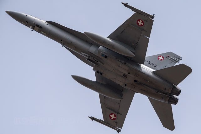 盘旋在欧洲屋脊F\/A-18大黄蜂战斗机 23年从未