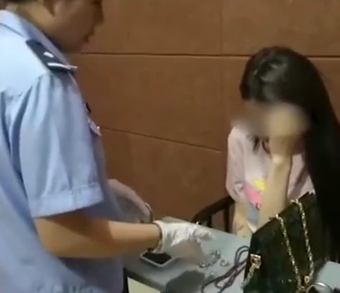 22岁百万粉丝女网红吸毒被抓,17岁就开始吸毒了!