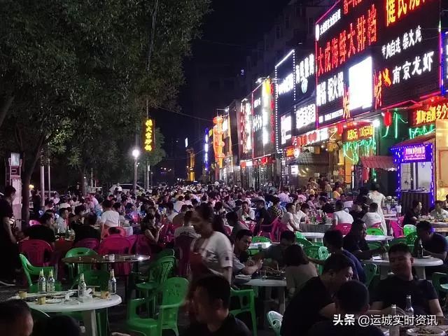 夜市好多男人随地大小便臭死了