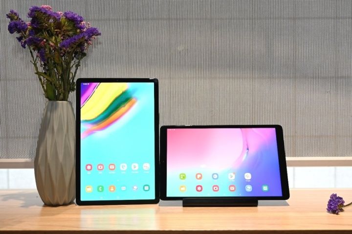 左为三星galaxy tab s5e,右为三星galaxy tab a (2019,10.