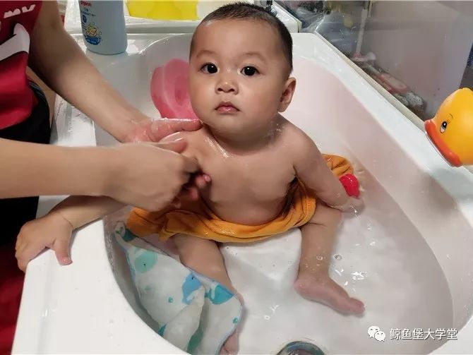                     为什么宝宝游泳前要洗澡？
