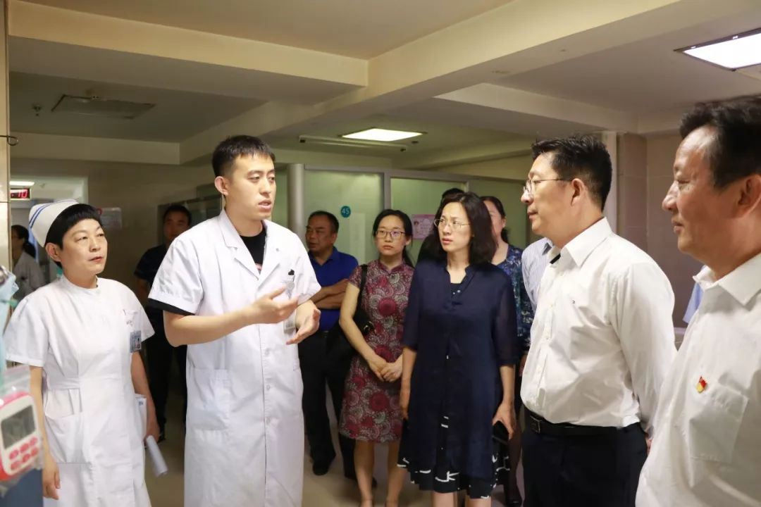 赵文霞劳模创新工作室成员向领导介绍中医诊疗项目开展情况