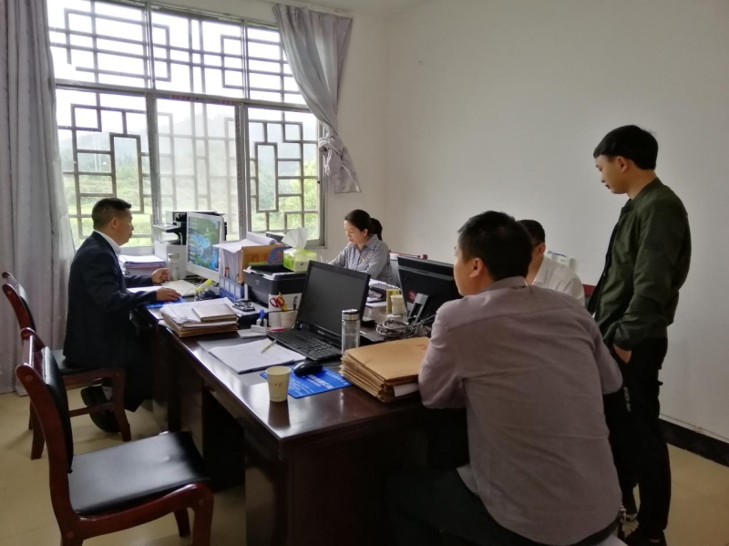 三都县政务中心领导班子到水昂村调研脱贫攻坚工作