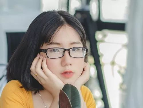 近视不仅仅是戴眼镜的问题,更可怕的是可能引起失明,60岁以上的人群