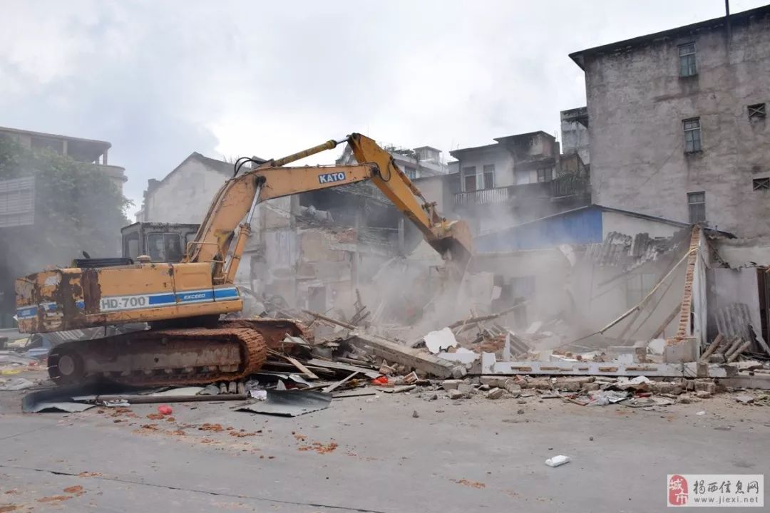 揭西县城隆昌路段乱搭乱建的违章建筑被拆除!_河婆街道