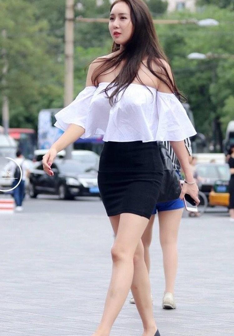 һͷƯĳ,ѩ׵´ɫĶȹ,ǵһĿȻ.